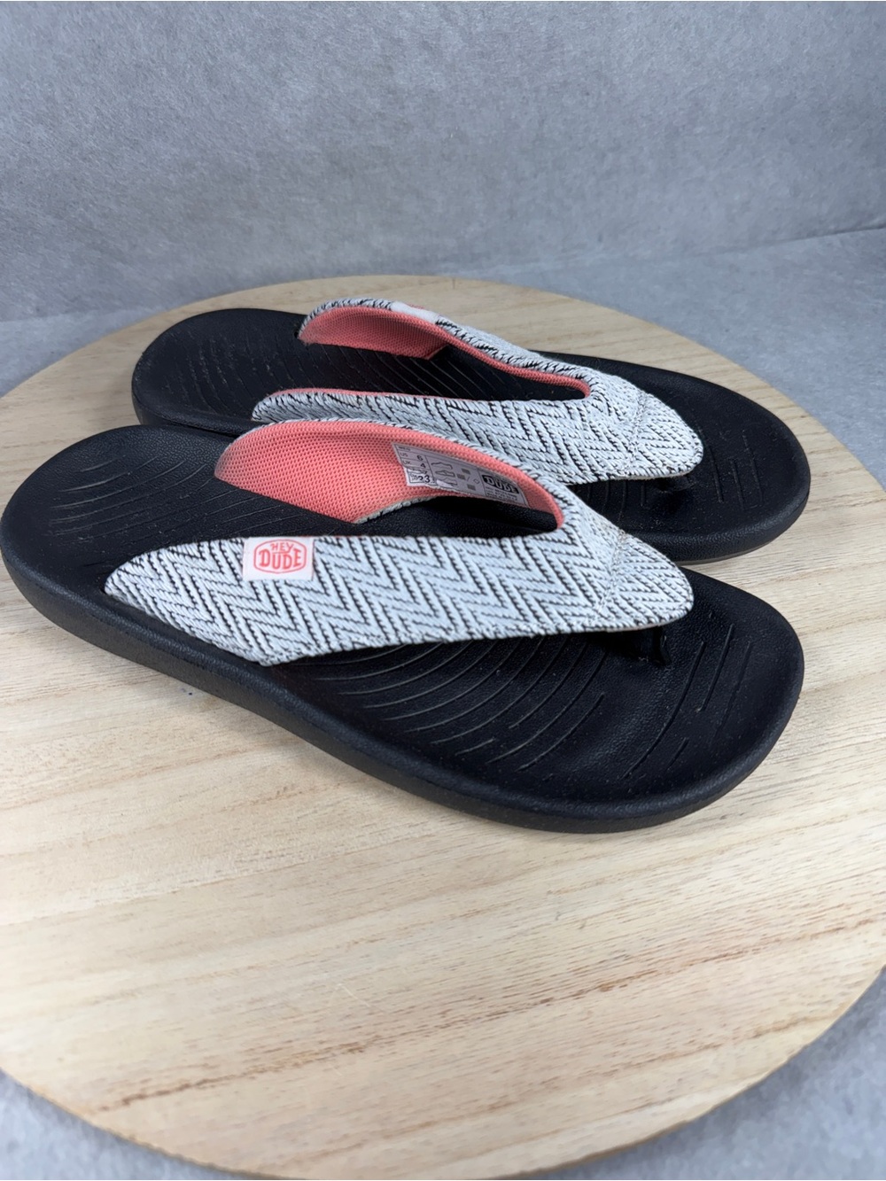 Hey Dude Meg Wave Black Chevron Thong Flip Flop Sandals Womens Size 6 - Picture 2 of 8